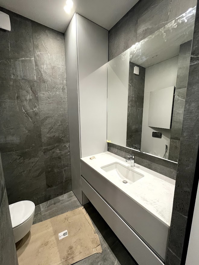 Білий пенал з підвісною тумбою v-0001