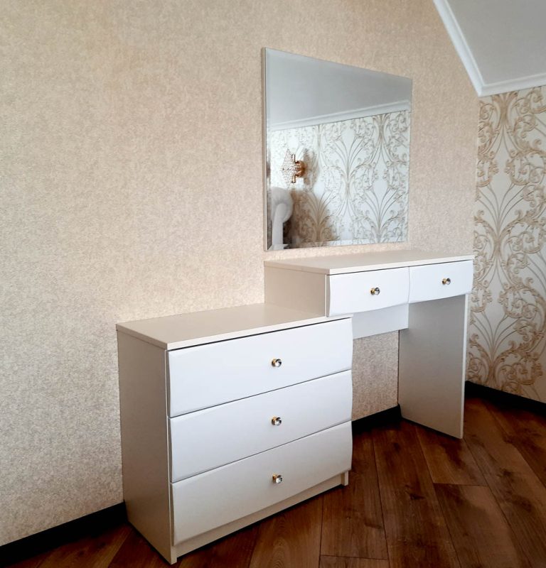 Туалетний столик b-0002