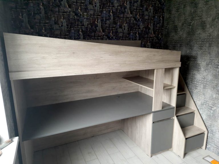 Дитяче ліжко горище з шафою, полицями, сходами та столом b-0004