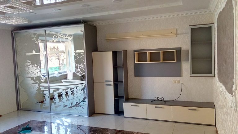 Стінка-гірка для ТВ у вітальню з дзеркальною шафою-купе g-0009