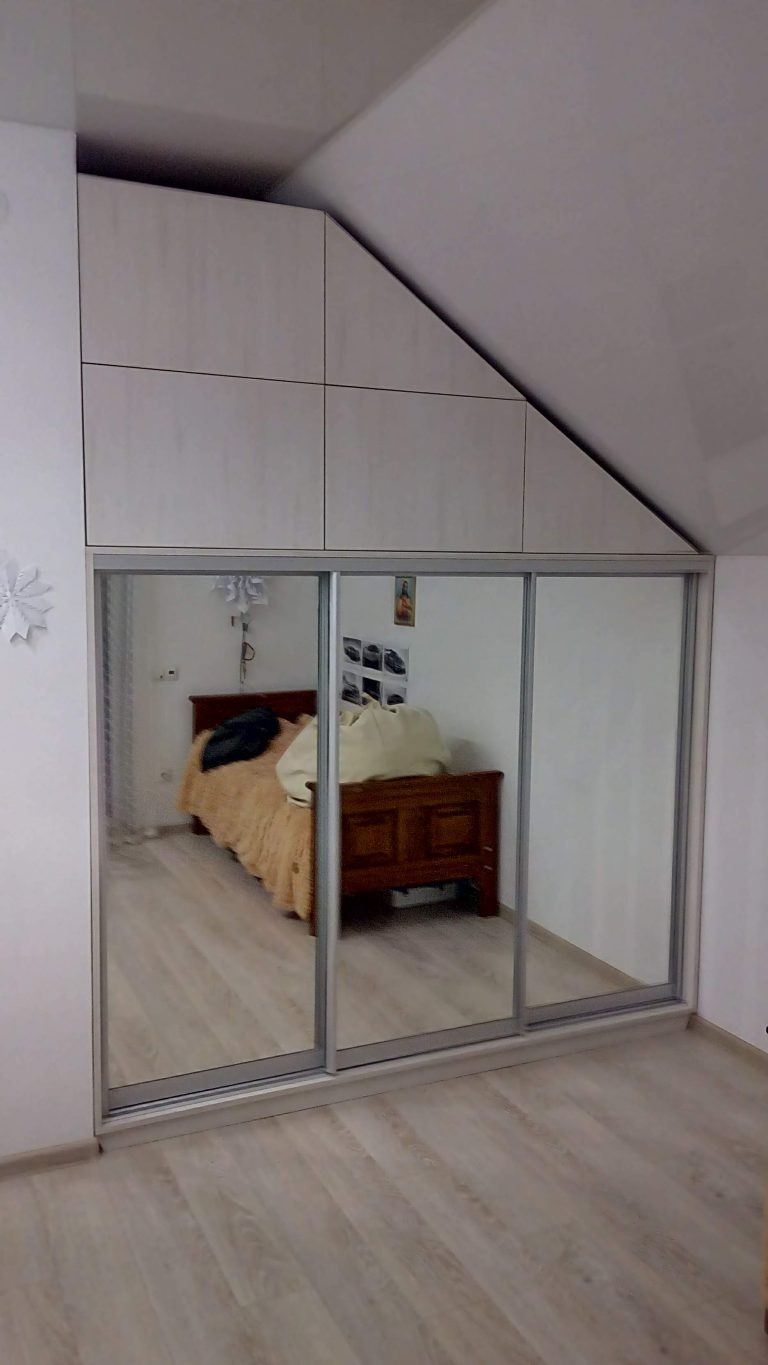 Вбудована шафа-купе у мансарді s-0007