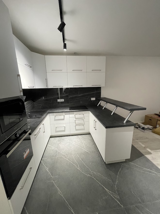 Кухня біла з барною стійкою k-0001