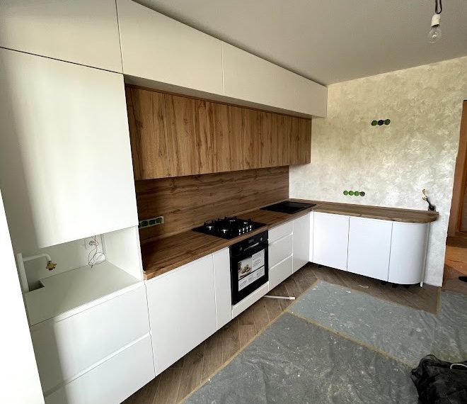 Біла кутова кухня з дерев’яною стільницею k-0052