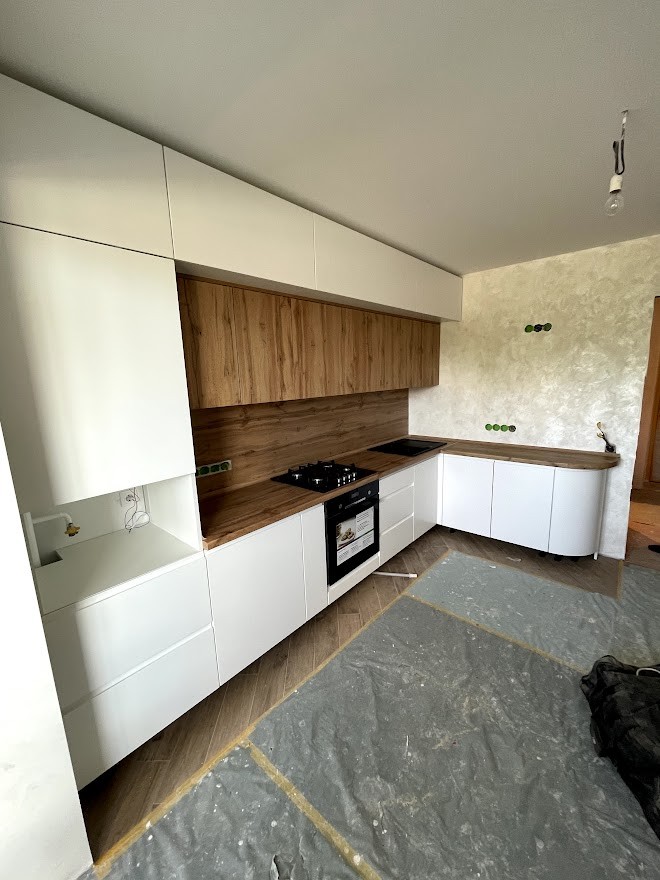 Біла кутова кухня з дерев’яною стільницею k-0052