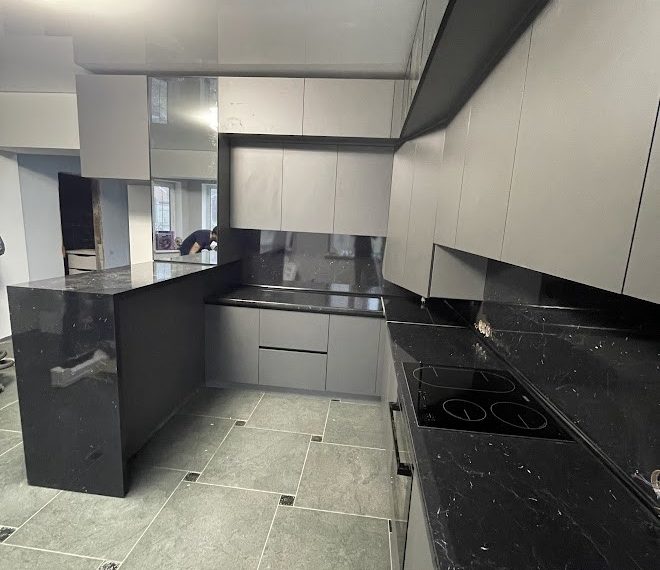 Стильна лофтова кухня з дзеркальними фасадами k-0046