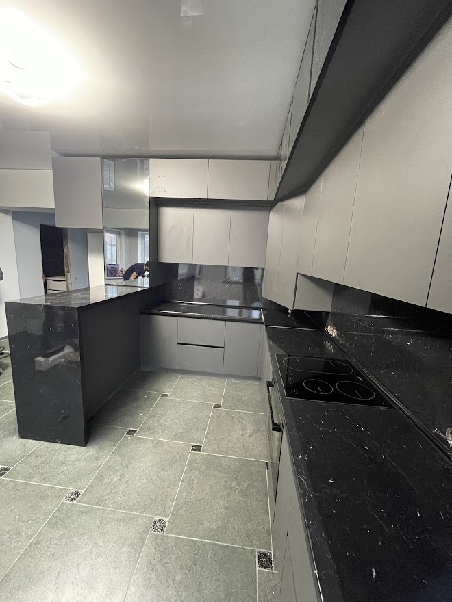 Стильна лофтова кухня з дзеркальними фасадами k-0046