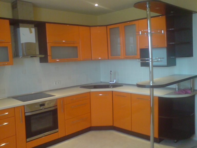 Помаранчева кухня з барною стійкою k-0047