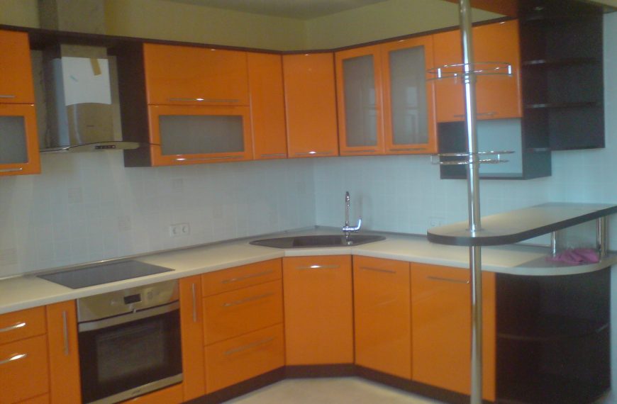 Помаранчева кухня з барною стійкою k-0047