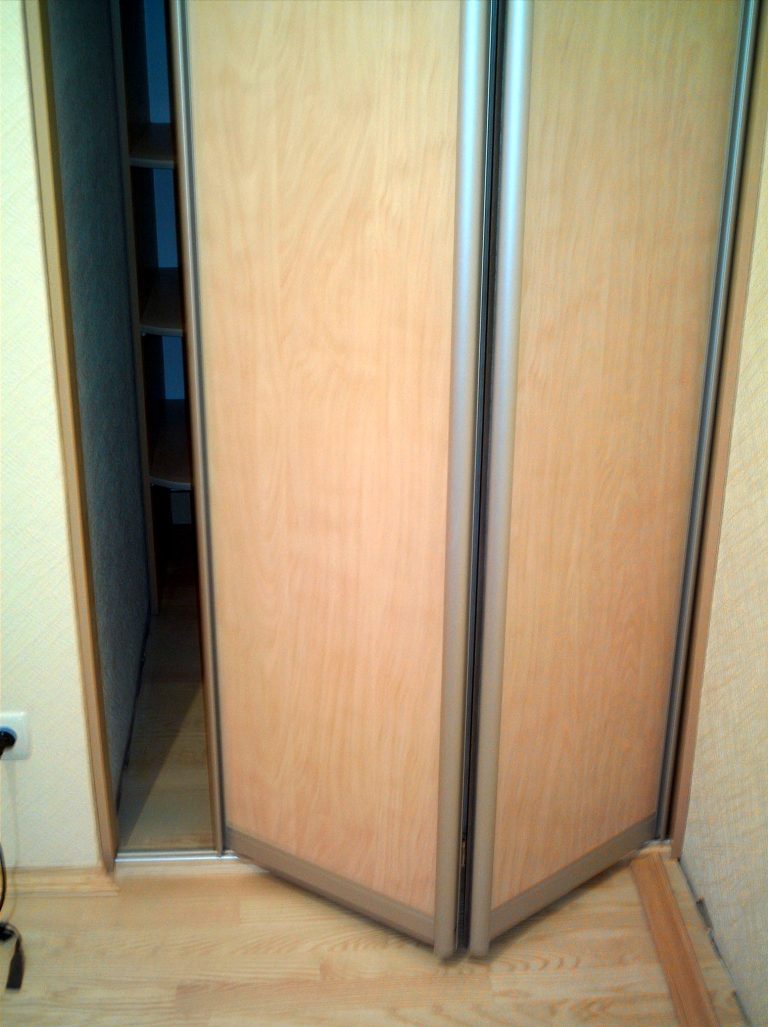 Гардеробна зі складними дверима гармошкою w-0009