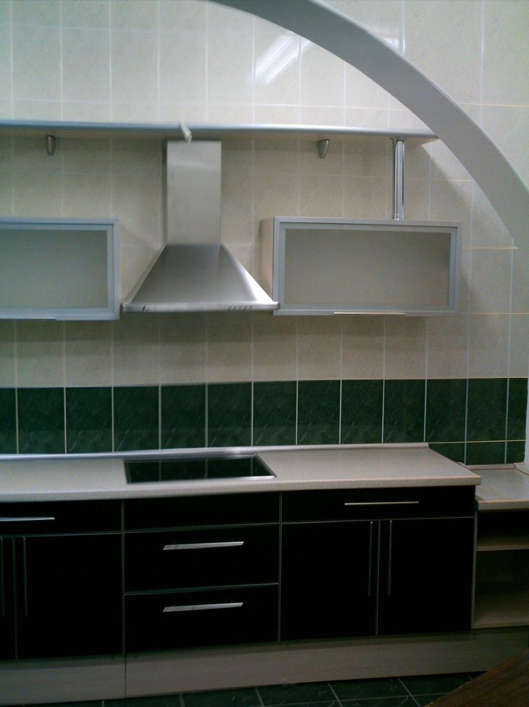 Чорна кухня з білою стільницею k-0050