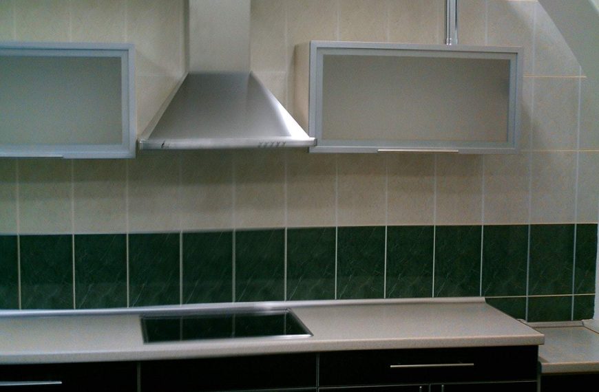 Чорна кухня з білою стільницею k-0050