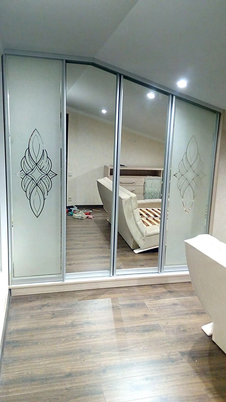 Шафа-купе зі скошеними дверима s-0040