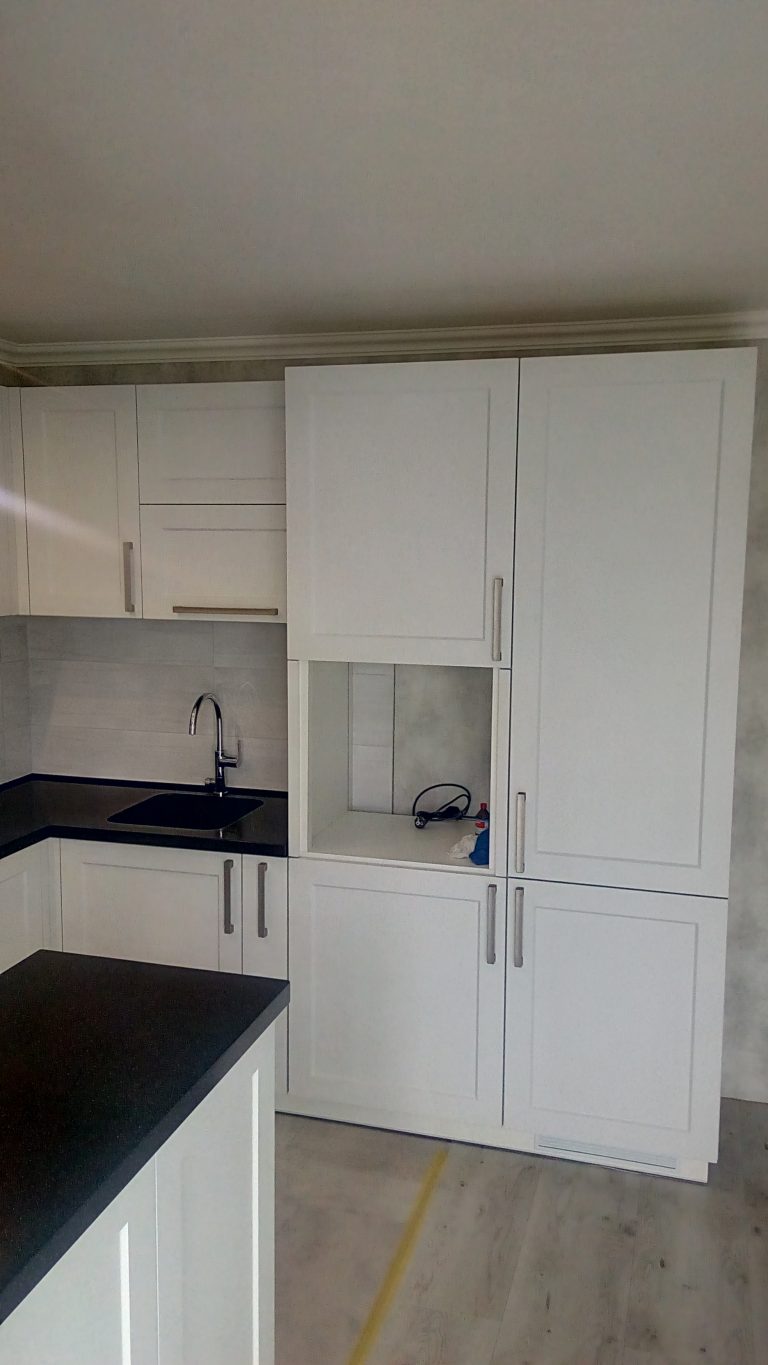 Біла кухня з чорною стільницею k-0049