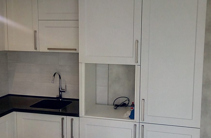 Біла кухня з чорною стільницею k-0049